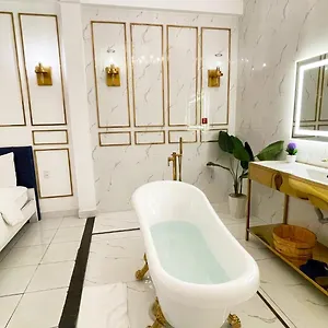 A In Glamour Hotel